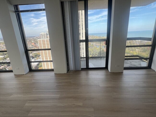 Building Photo - 1660 N La Salle Dr