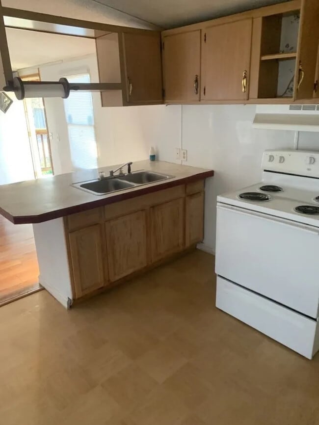 Building Photo - 3 Bedroom 2 bathroom