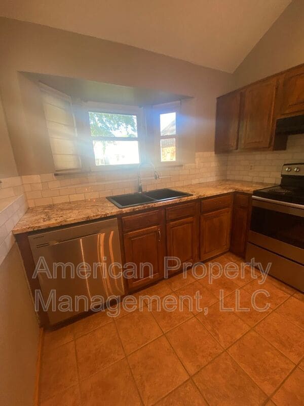 Building Photo - 4729 S Ironwood Ave