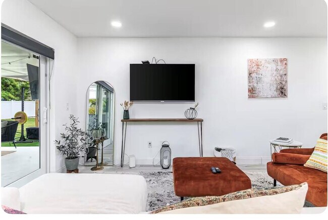 Building Photo - 2648 NW 9th Ln