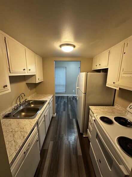 Building Photo - 6846 Emerald Ave