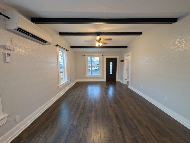 Building Photo - 2 bedroom 1 bath home