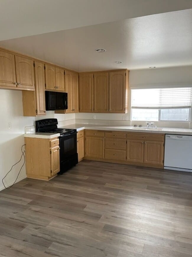 Building Photo - DON'T MISS OUT! HOME AVAILABLE BEGINNING OF MAY