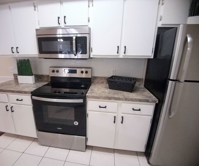 Building Photo - For Rent Beautiful 2/2 First Floor Condo a...