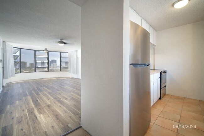 Building Photo - $2300  1 bd 2 ba 1 pkg -1447 Kewalo #705