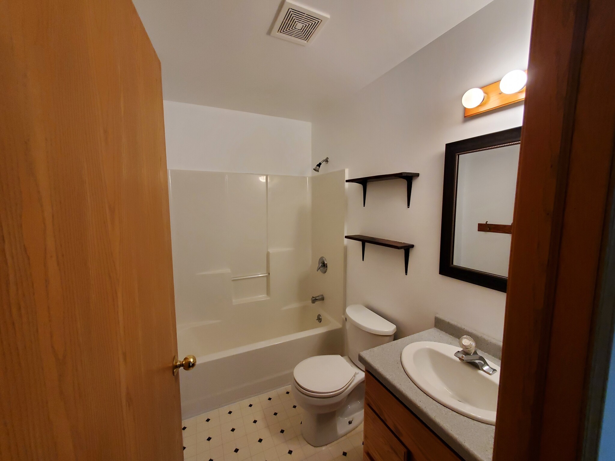 2nd Upstairs Bath - 411 Lindale St