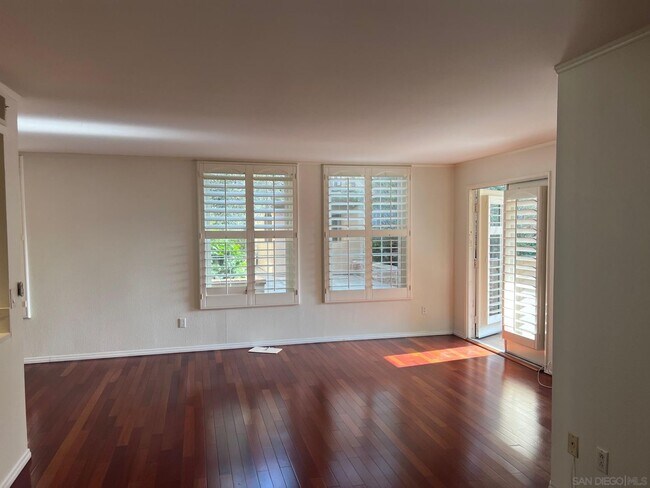 Building Photo - UPTOWN DISTRICT Ground Floor End Unit-2 Bedroom / 2 Bathroom-AVAILABLE NOW!