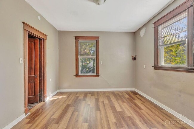 Building Photo - Spacious 6-Bed Home with 2 Kitchens, Porch & Deck – Central HVAC, Off-Street Parking