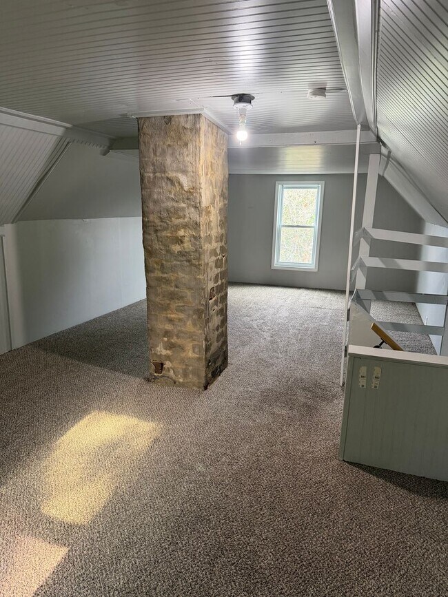 Building Photo - 1615 Rowland Ave NE
