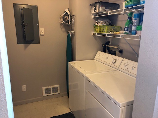 Building Photo - Furnished Condo NW Bend