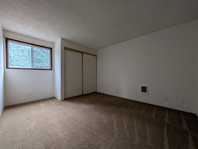 Building Photo - Great 2 Bedroom, 1-Bath Condo Near Eugene Country Club!