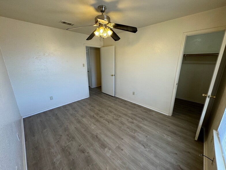 Building Photo - 1709 Cedarhill Dr