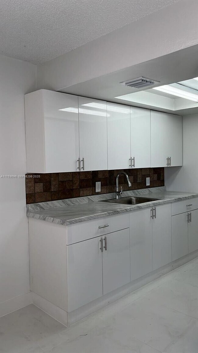 Building Photo - 6051 Arthur St