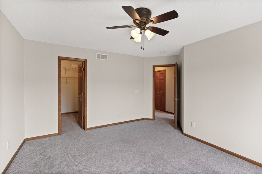 Building Photo - 6860 Meadow Grass Ln S