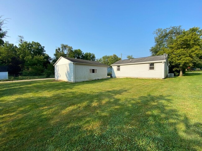 Building Photo - Available Sept 10 , 2026!