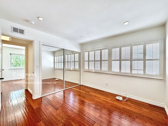 Building Photo - 10211 Clematis Ct