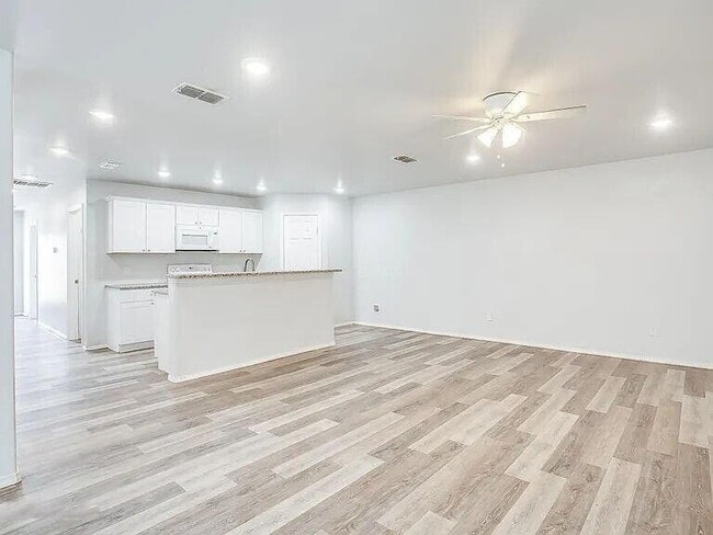 Building Photo - 5516 Jarvis St