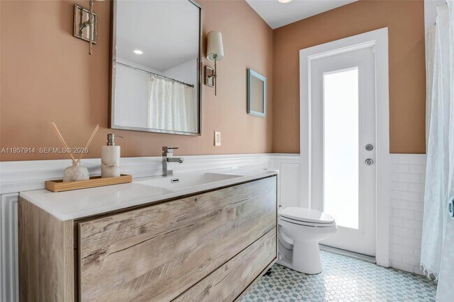 Building Photo - 1600 N 28th Ct