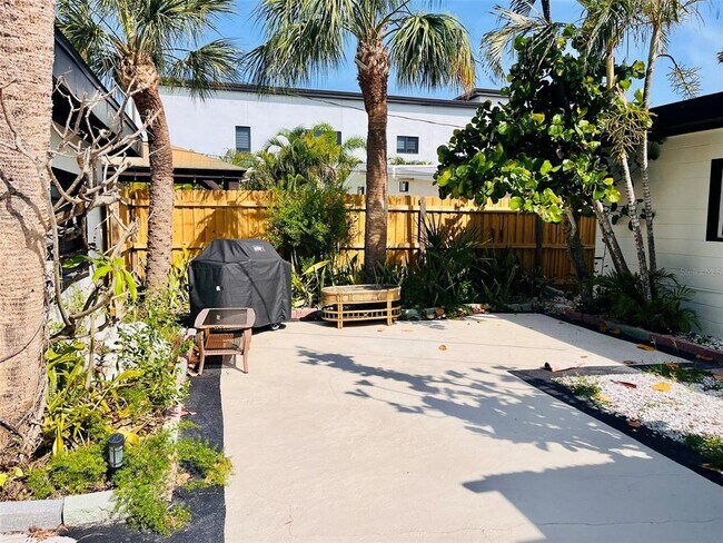 Building Photo - 3208 E Maritana Dr
