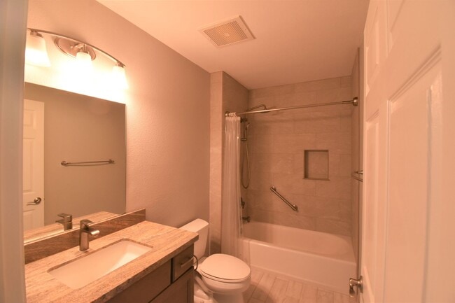 Building Photo - Unfurnished 3 Bedroom 2 Bath Penthouse Condo