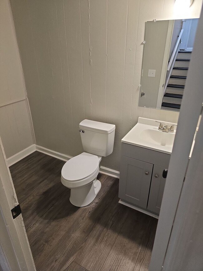 Building Photo - 4 or 5 Bedroom 1.5 bath 2 story house