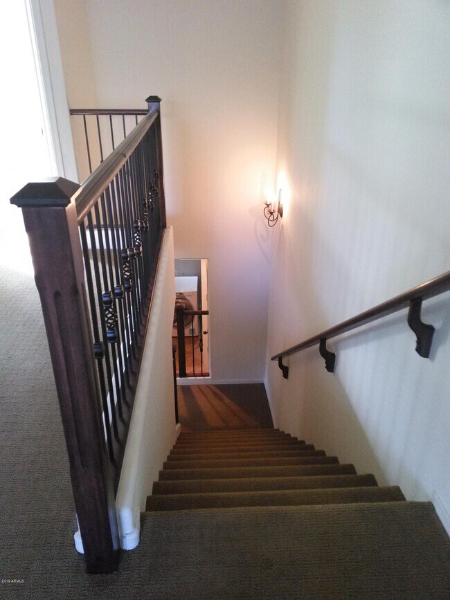 Building Photo - 1212 E Canyon Creek Dr