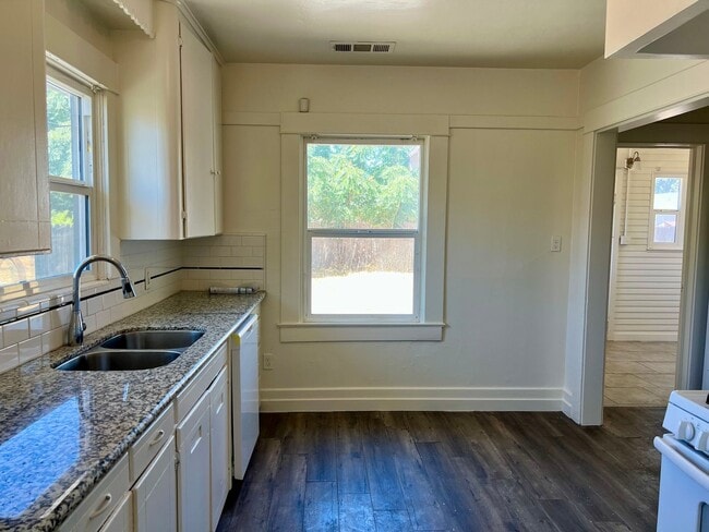 Building Photo - Charming 3 Bed / 2 Bath Home in the Tower District