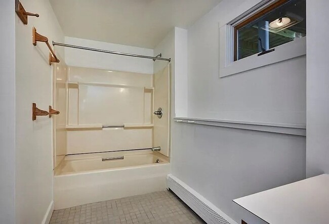 Building Photo - 483 Montague Rd