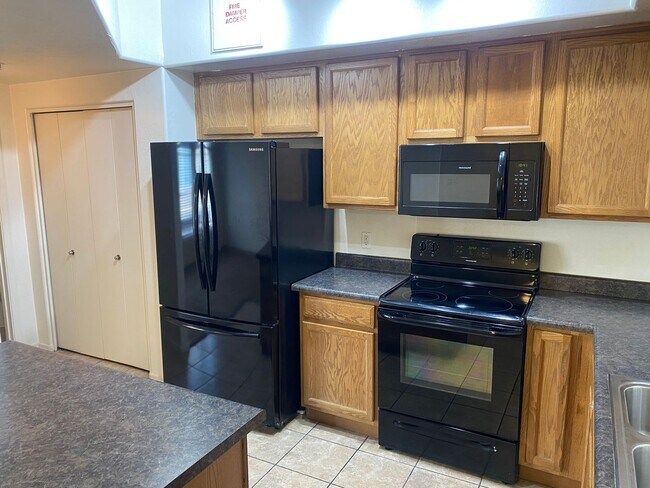 Building Photo - 2 bed, 2.5 bath, 2 car garage Townhome