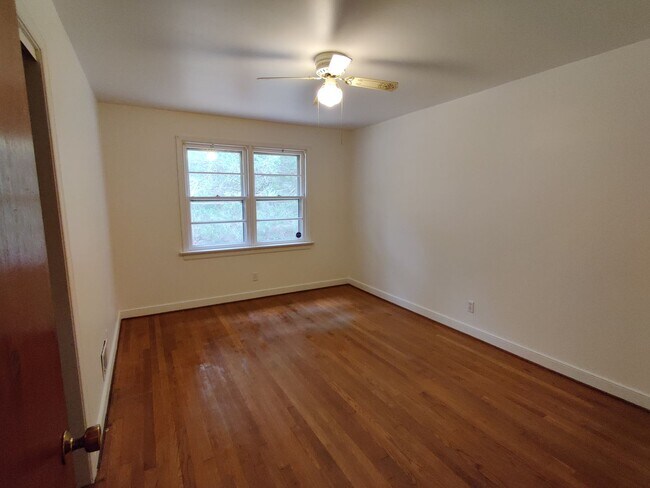 Building Photo - 3 bedroom home , detached garage, multiple living areas