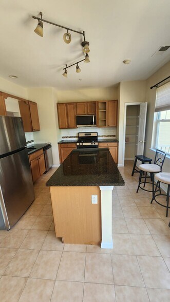 Building Photo - 94 Woodlake Dr