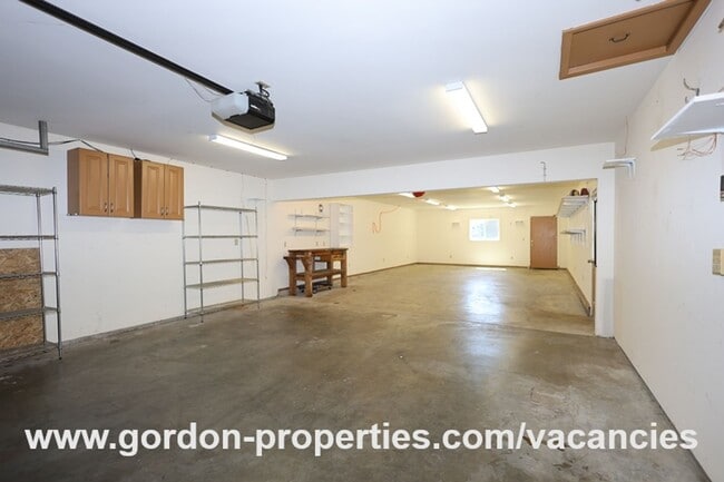 Building Photo - SE Molt St - Milwaukie mid-century split l...