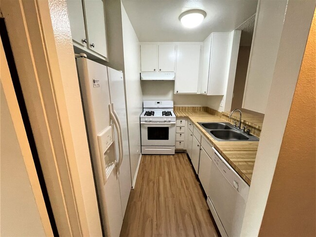 Building Photo - PET FRIENDLY One Bedroom Condo in a Peacef...