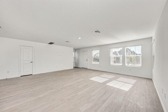 Building Photo - 367 Keefer