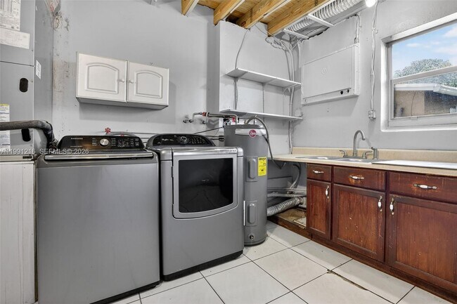 Building Photo - 2521 NW 72nd Ave