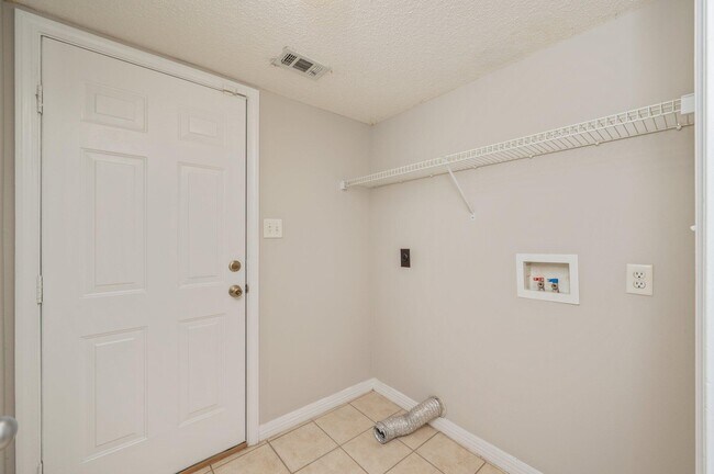 Building Photo - 546 Tikell Dr