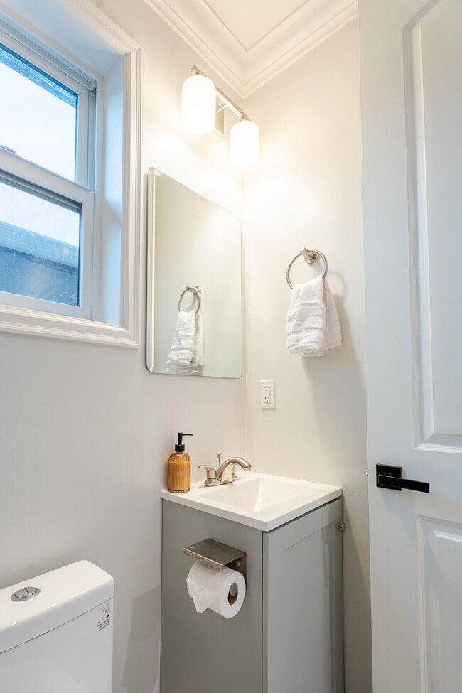 Building Photo - 2732 Fair Oaks Ave