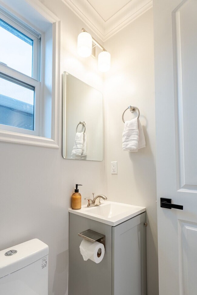 Building Photo - 661 Hampshire Ave