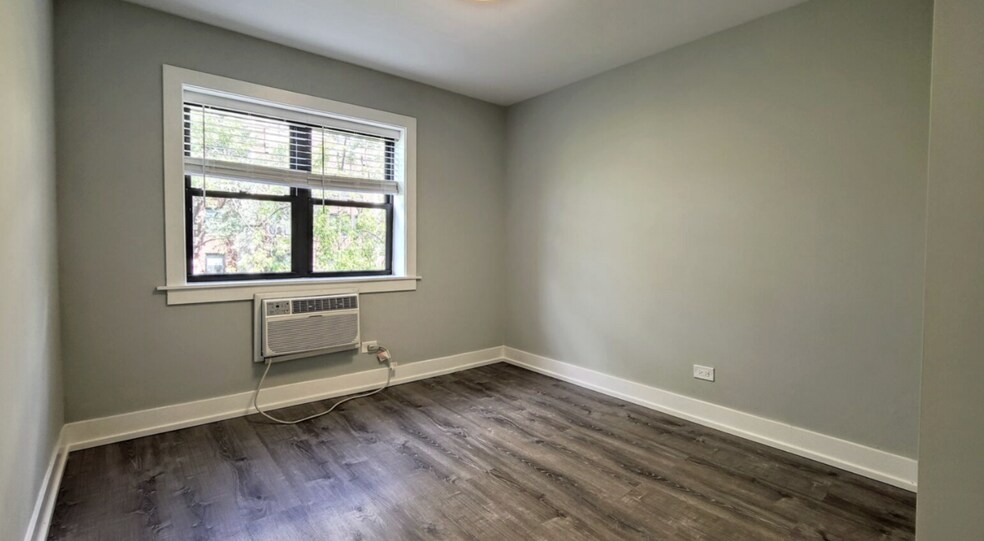 Building Photo - 456 W Barry Ave