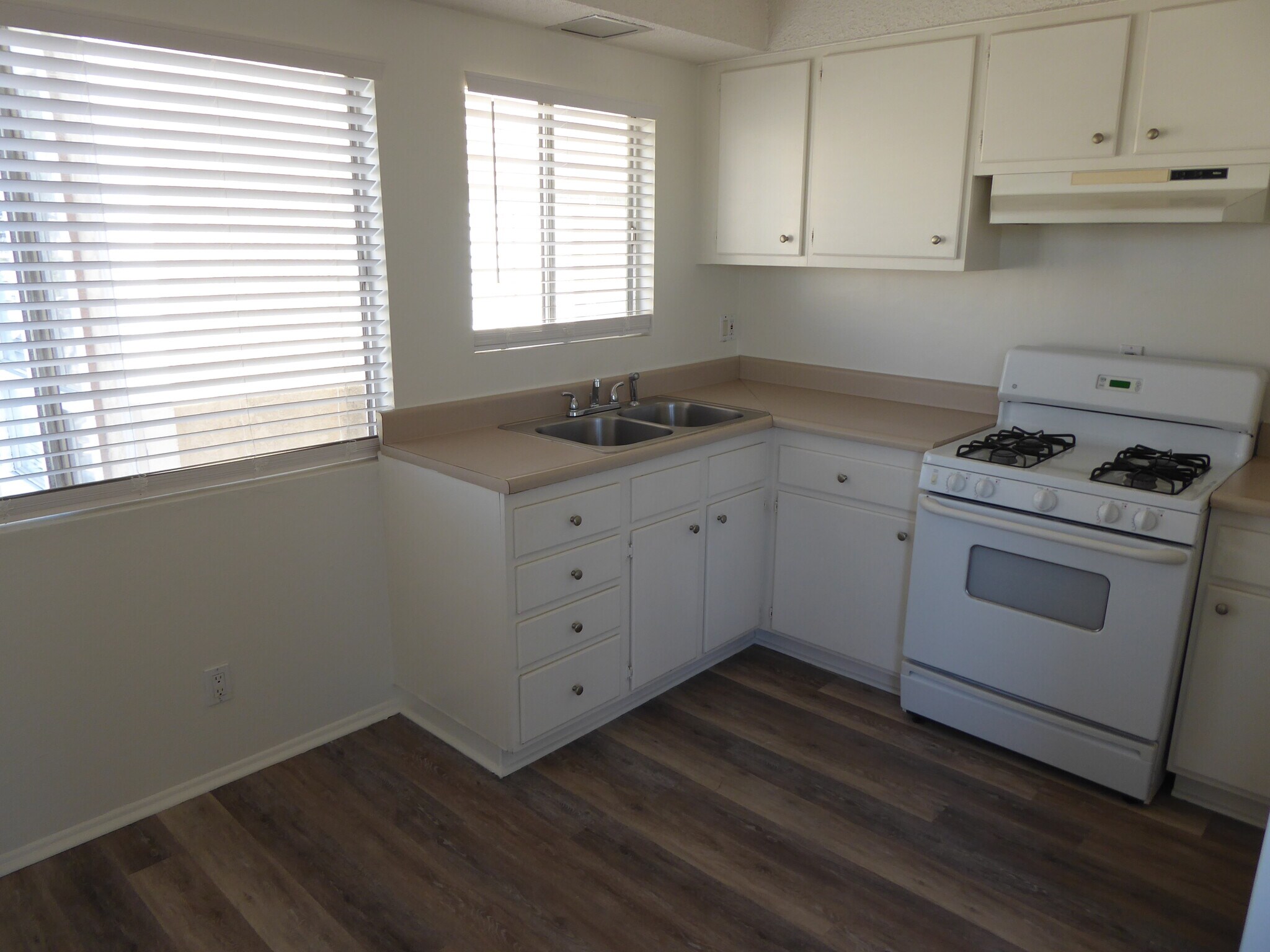 Building Photo - 218 Melrose Dr