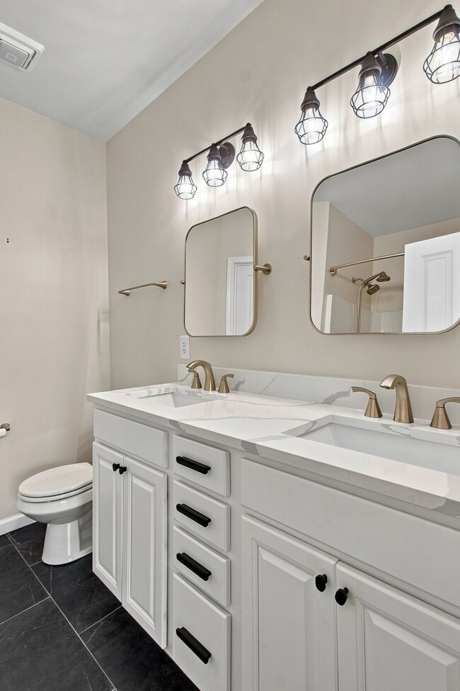 Building Photo - 2055 Hemlock Dr