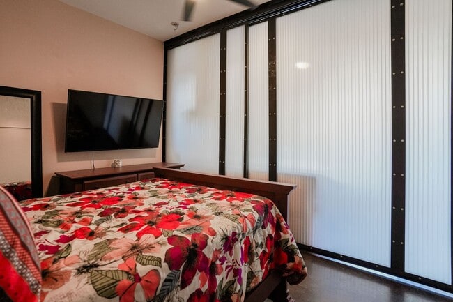 Building Photo - Fully Furnished 2-Level Condo for Traveling Nurses | 1,549 Sq Ft | Private Parking | Shared Living