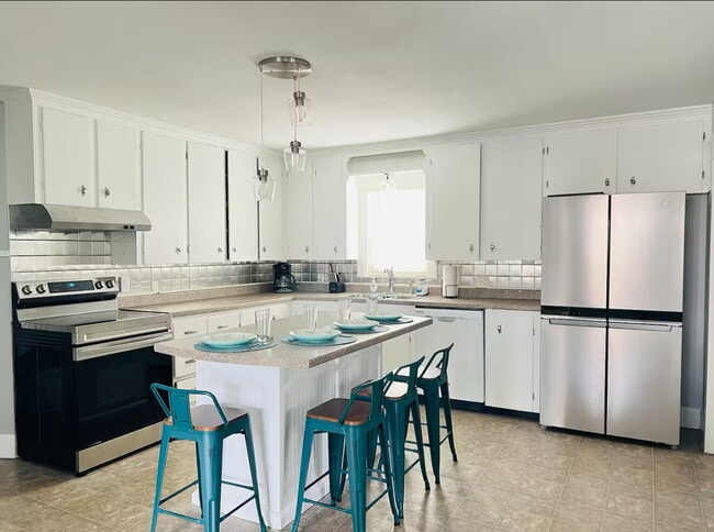 Building Photo - Coastal Charm Meets Comfort — Fully Furnished 2-Bedroom Retreat in Biddeford