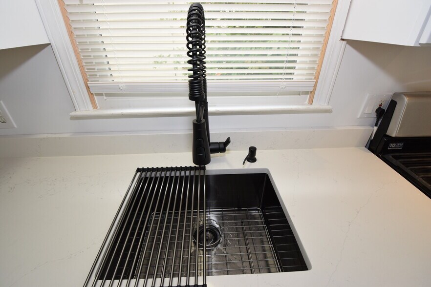 New sink with movable drying rack - 40 Glaser Ave