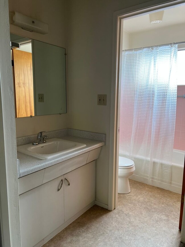 Building Photo - Upstairs - 1 Bedroom 1 Bath Apartment