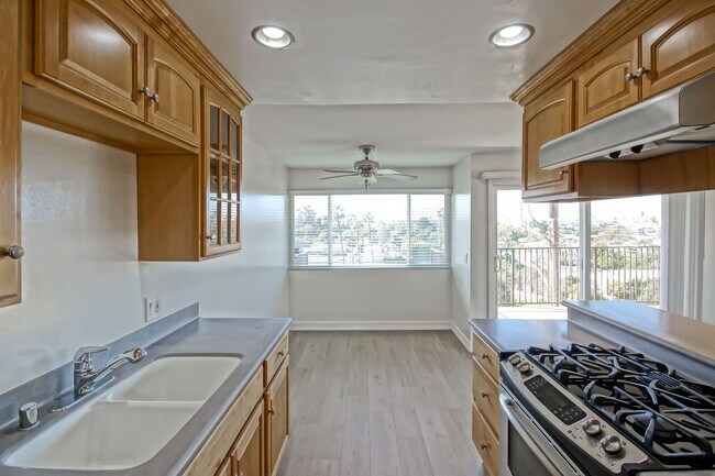 Building Photo - Recently Updated, Top-Floor 2BR2BA Condo in Apple Tree Community w/ Pool, Overlooking Greenbelt/H...