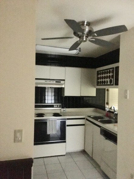 Kitchen - 15489 Miami Lakeway N