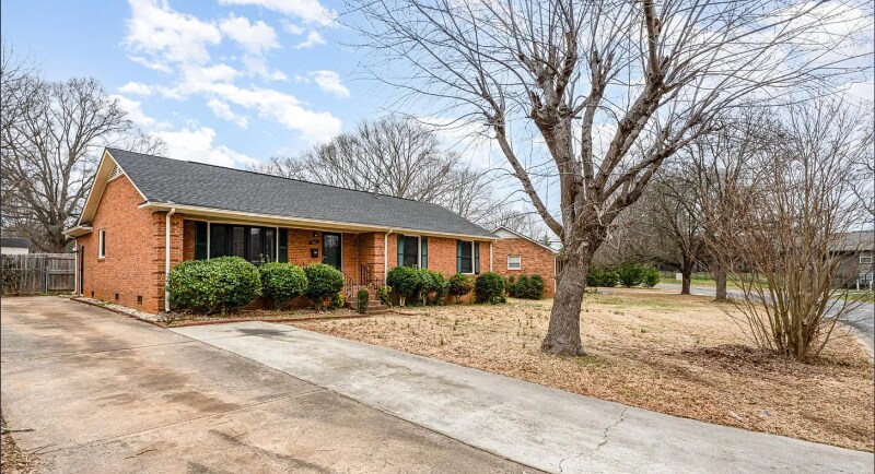 Building Photo - 4815 Carriage Dr Cir