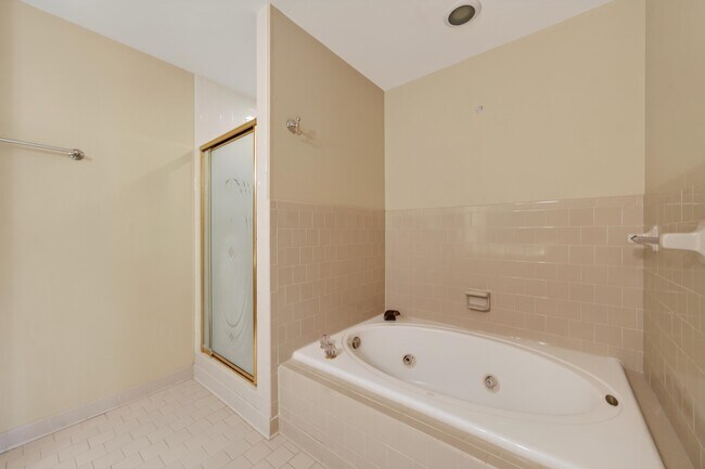 Building Photo - 1050 Cupp Ln