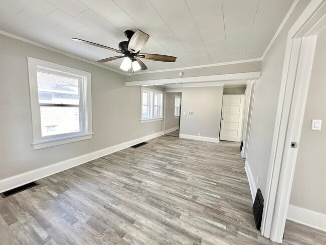 Building Photo - 1363 E 15th St